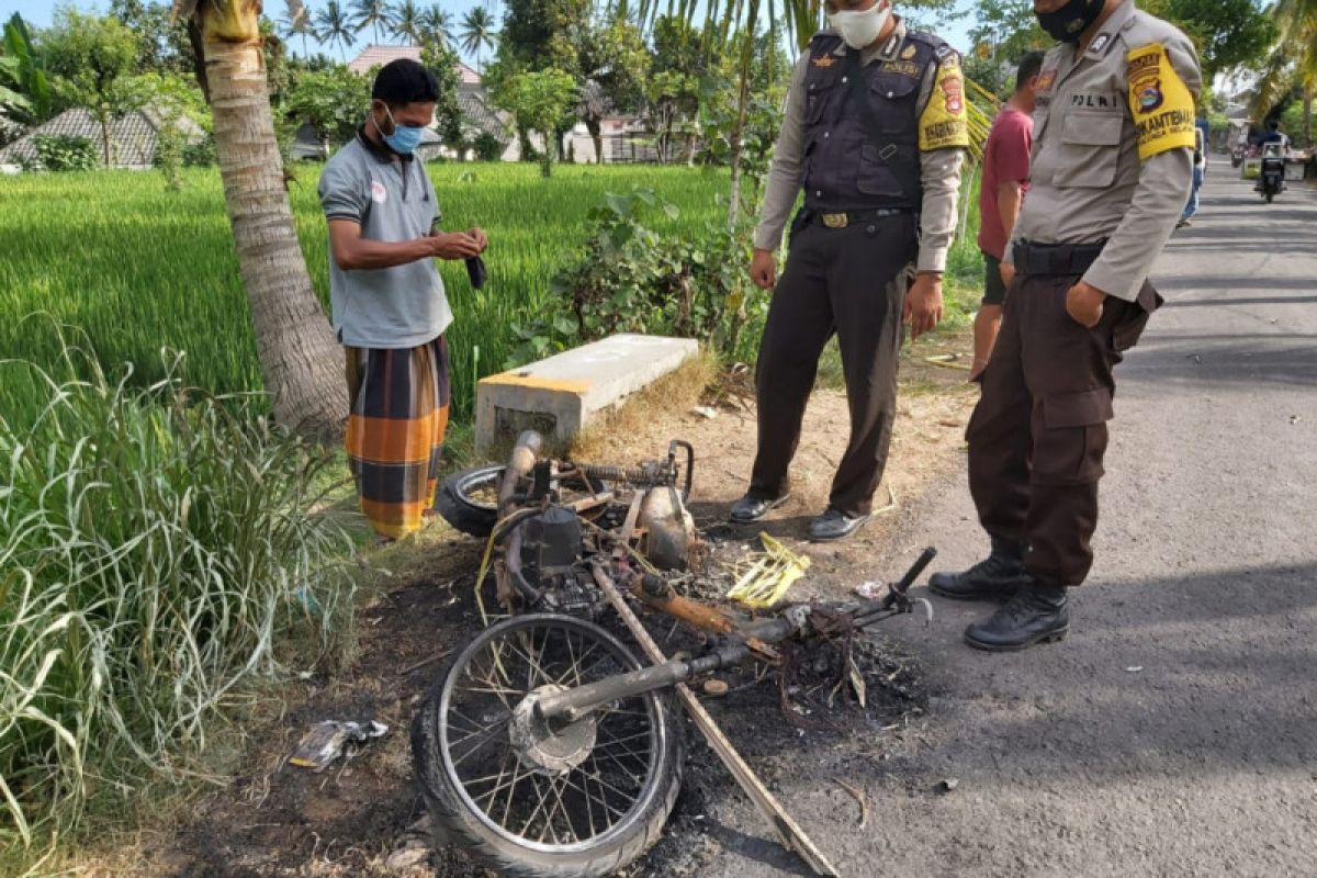 Mencuri ayam di sawah, warga di Lotim bakar sepeda motor pelaku