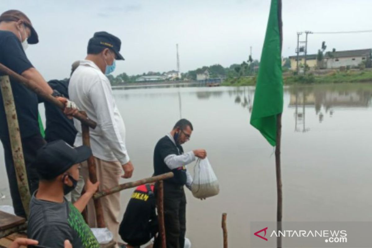 Peringati HUT Ke-263 Kota Pangkalpinang, Pengurus Muhammadiyah tebarkan 2.630 benih ikan