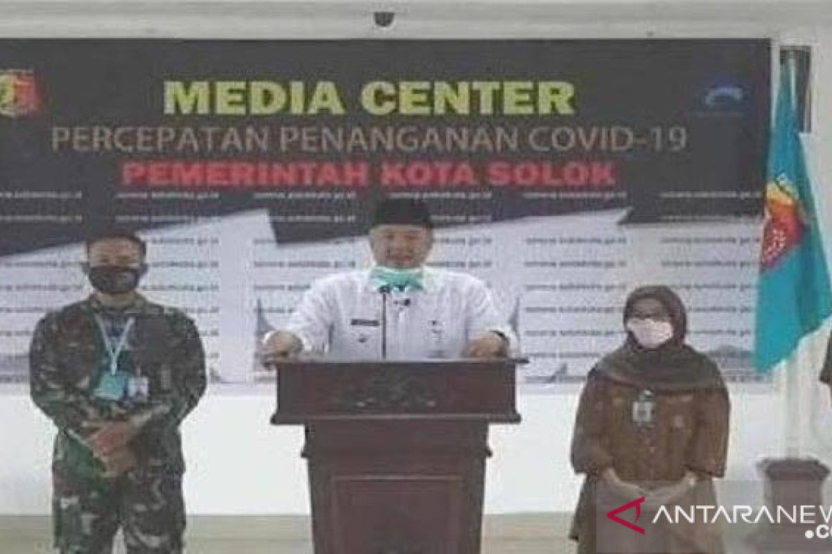 Walikota umumkan pasien positif COVID-19 pertama di Kota Solok