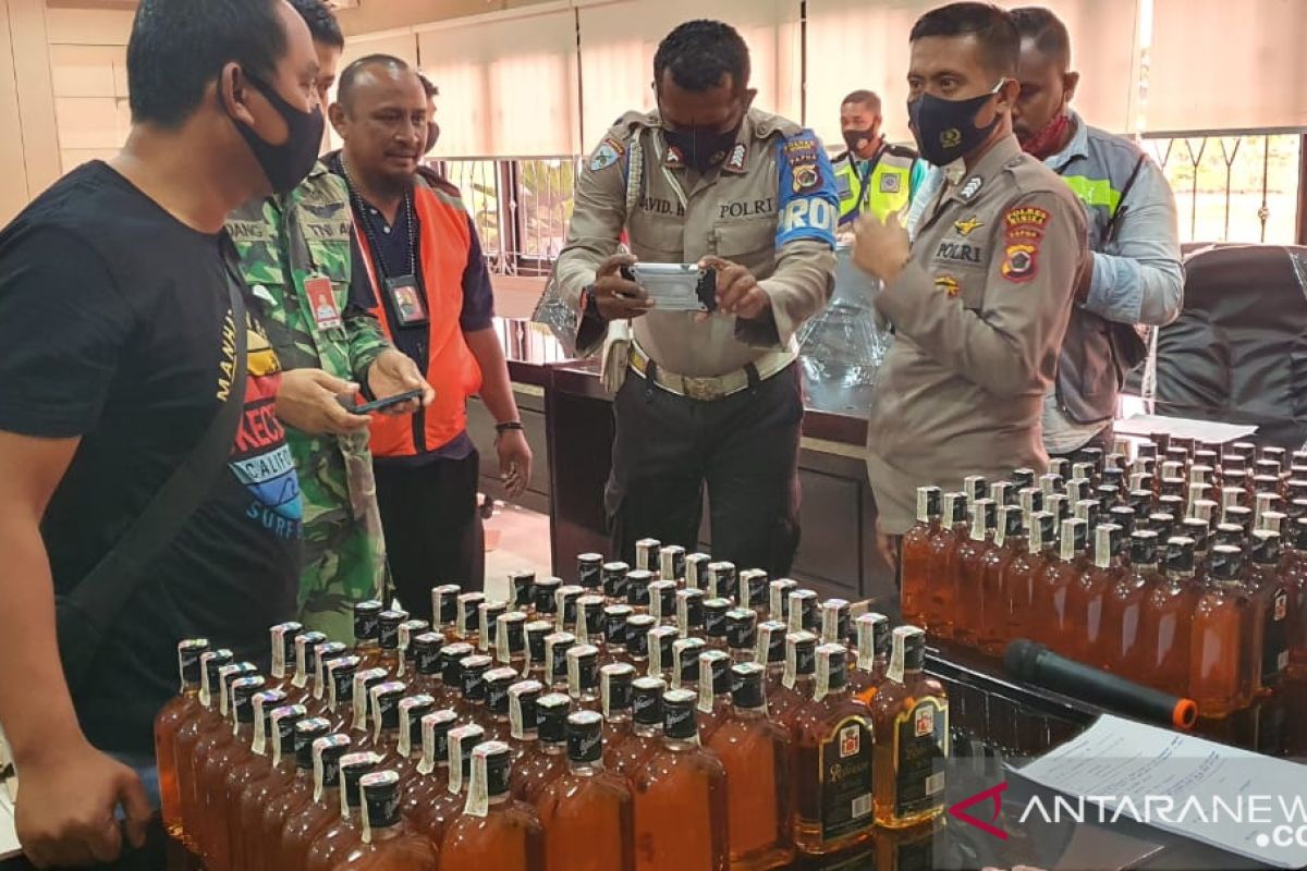 Petugas Bandara Timika sita 144 botol minuman beralkohol hendak dibawa ke Ilaga