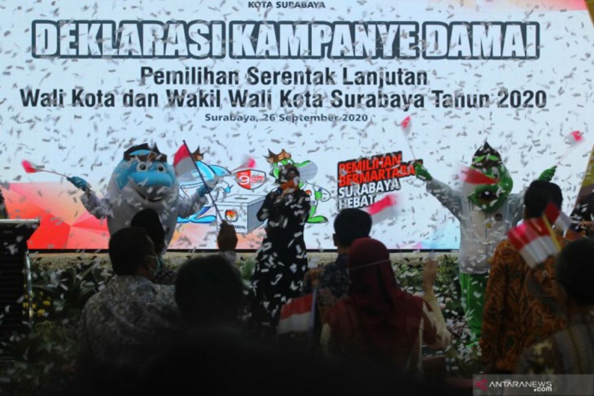 Dua peserta Pilkada Surabaya unjuk kebolehan dalam deklarasi damai