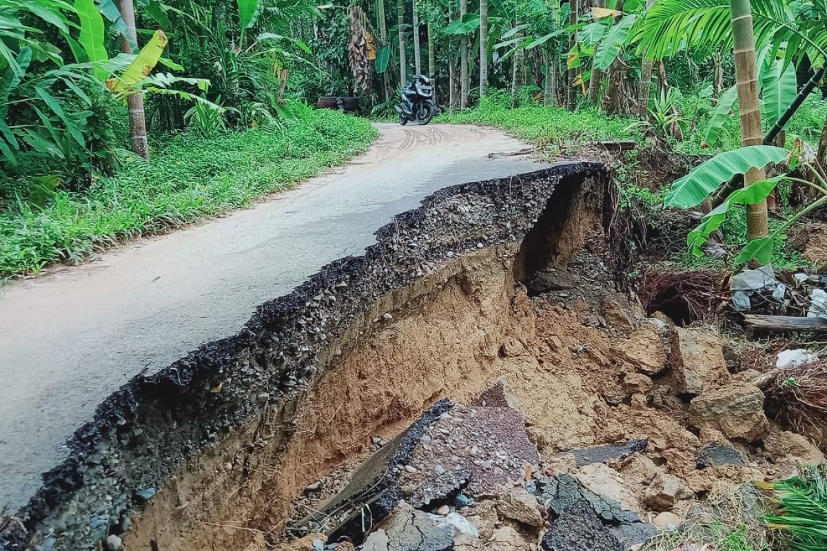 Banjir sebabkan badan jalan antar desa di Abdya amblas