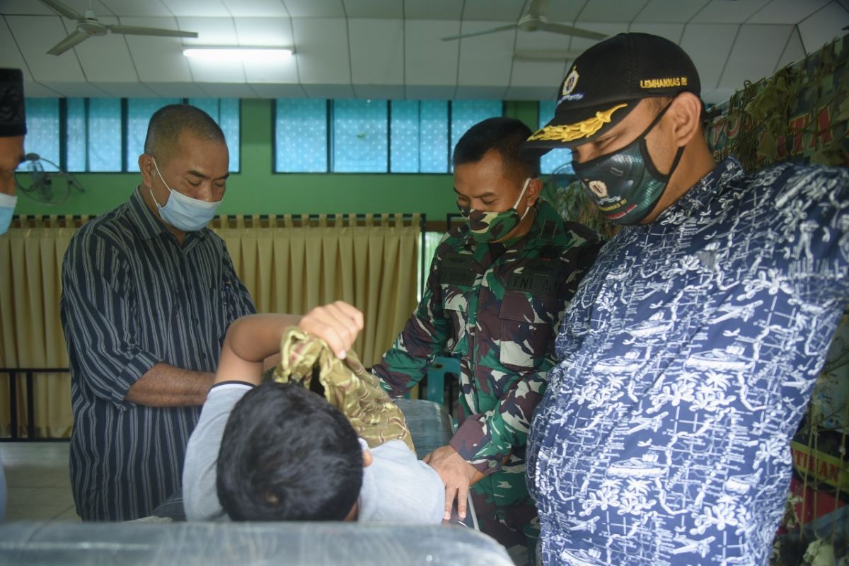 Penuhi harapan warga, puluhan anak ikuti sunatan massal di Den Arhanud-001/CSBY