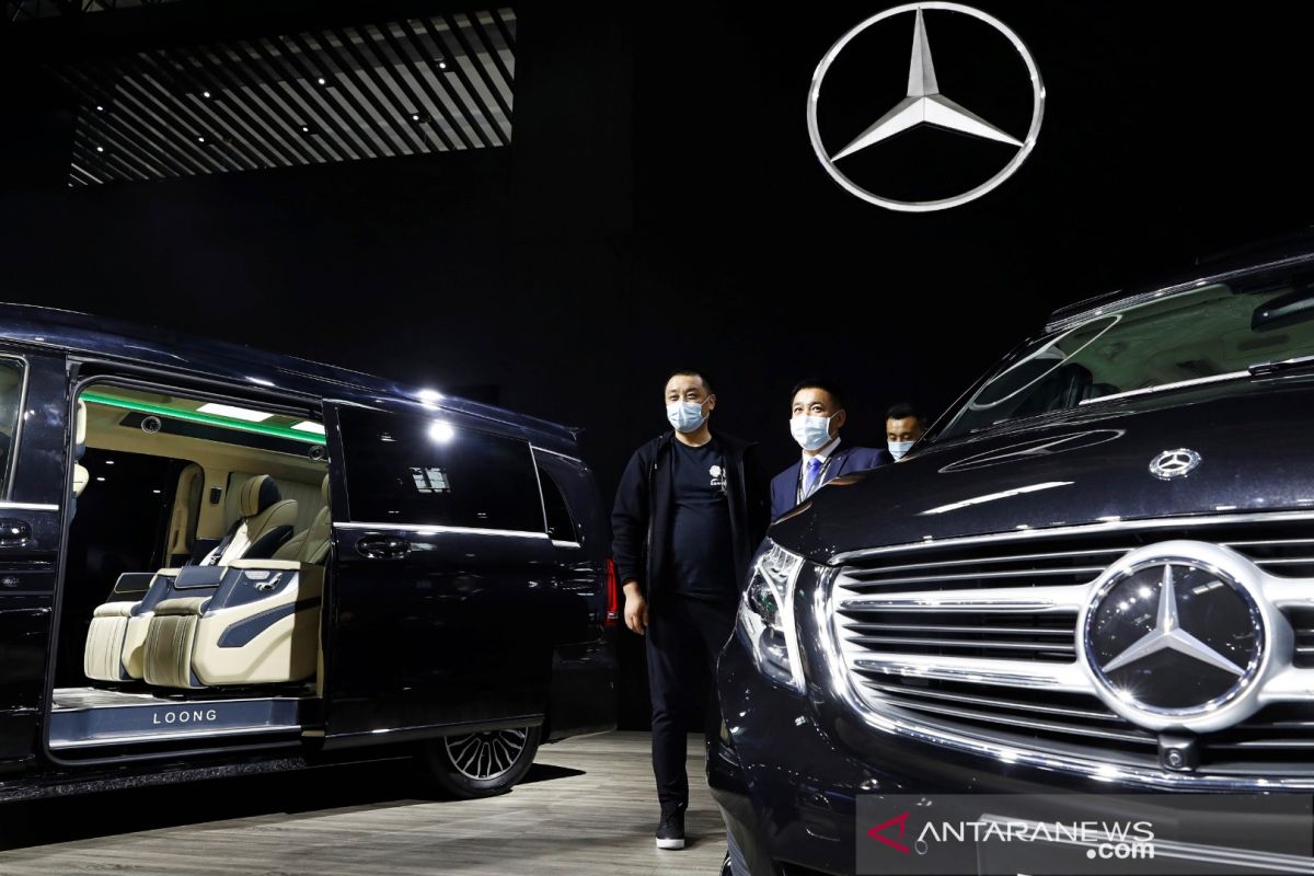 Dua sedan mewah S-Class dari Mercedes-Benz