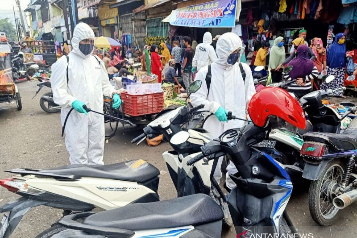 Brimob Poldasu semprot disinfektan di Pusat Pasar Medan