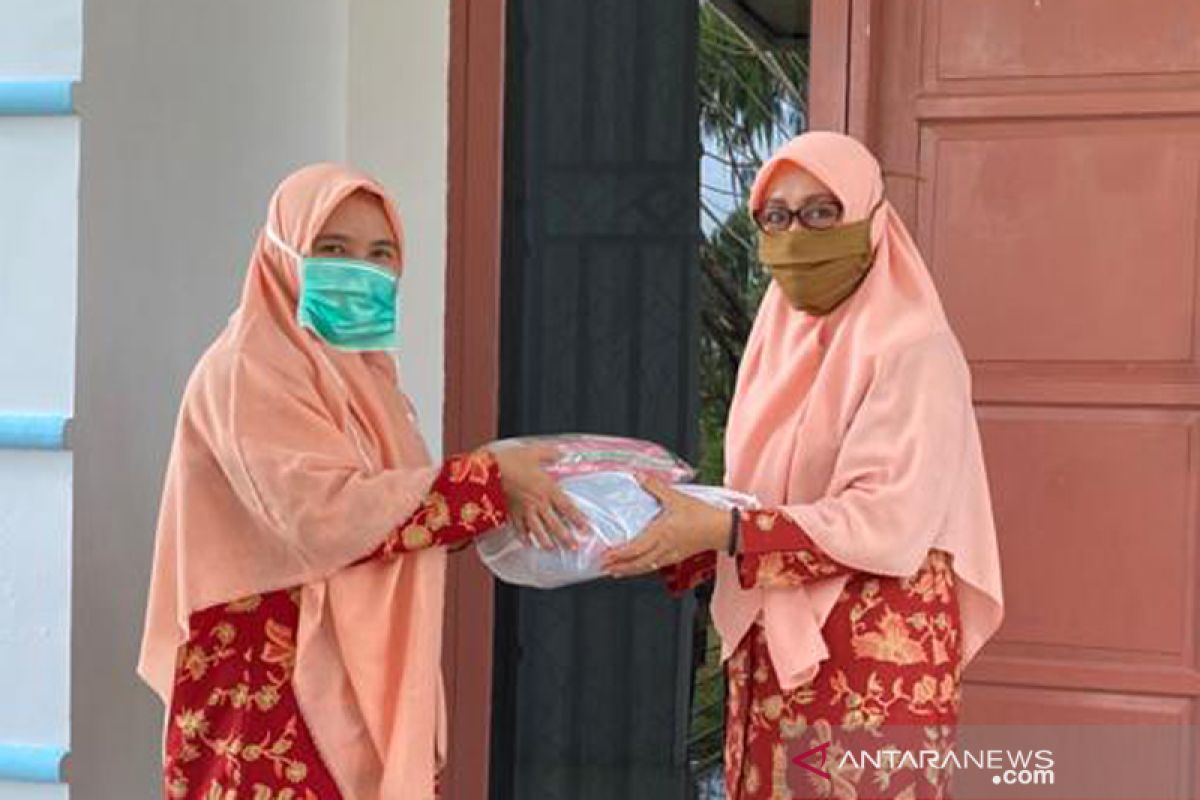 DWP DPMD serahkan bantuan masker ke DWP Lutim