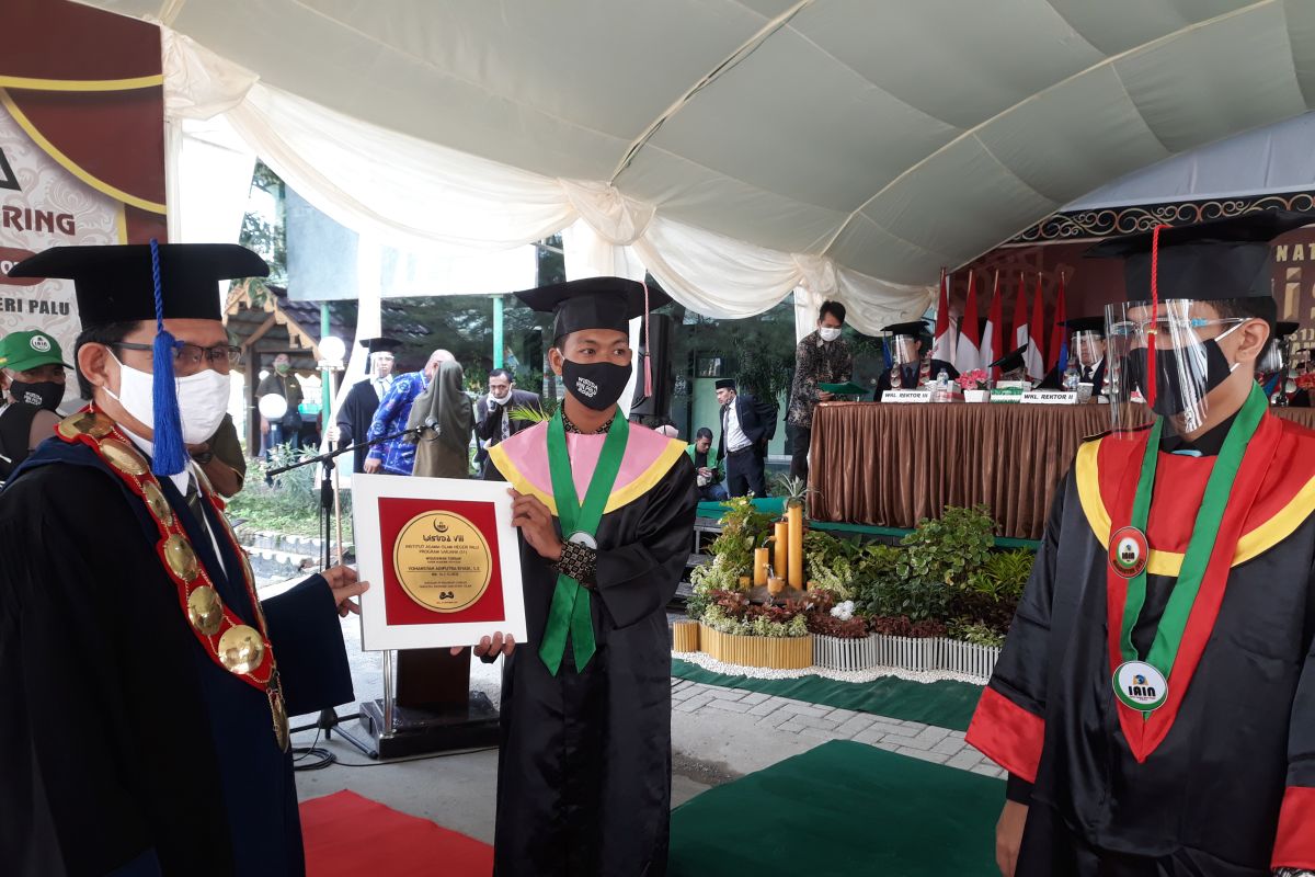 IAIN Palu  kukuhkan lima peserta wisuda berprestasi terbaik tahun 2020