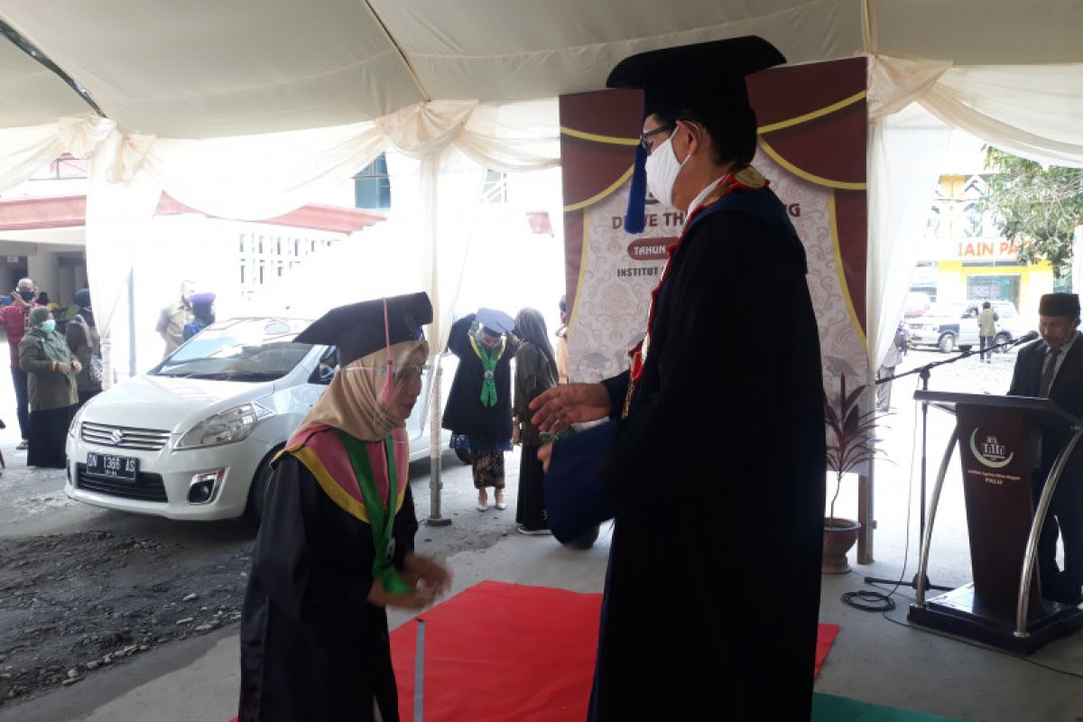 IAIN Palu laksanakan wisuda drive thru untuk cegah COVID