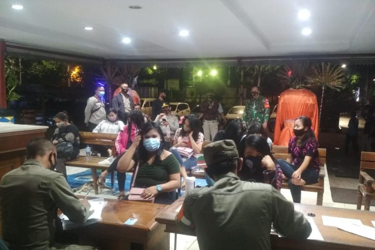 Polisi bubarkan tempat hiburan malam di Kebon Jeruk Jakarta
