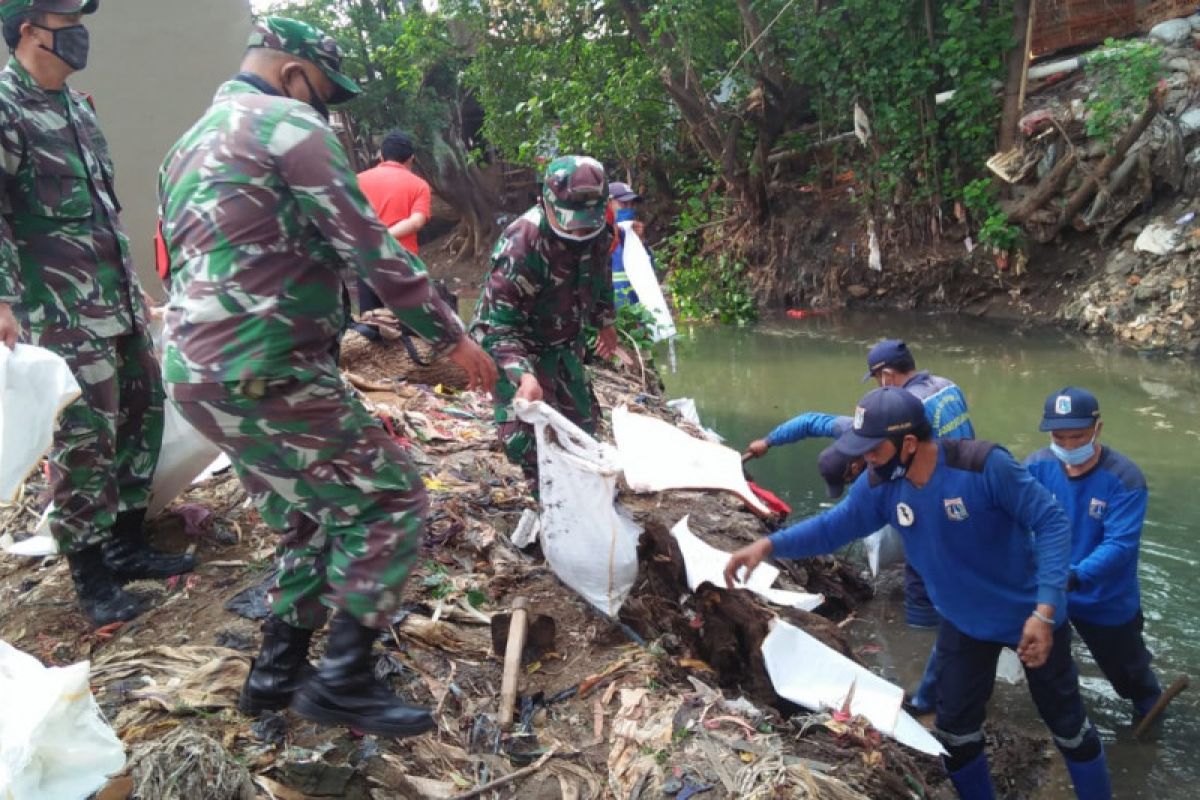 Tiga Pilar Jaksel bersihkan Kali Mampang hadapi musim hujan