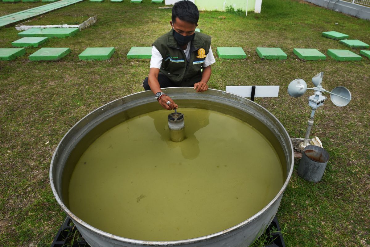 Hujan lebat berpotensi wilayah Jateng  Senin dan Selasa