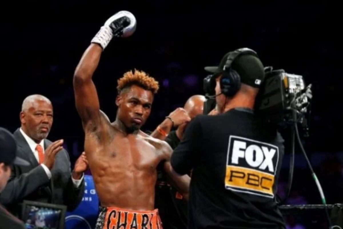 Charlo pertahankan gelar juara kelas menengah WBC setelah kalahkan Derevyanchenko