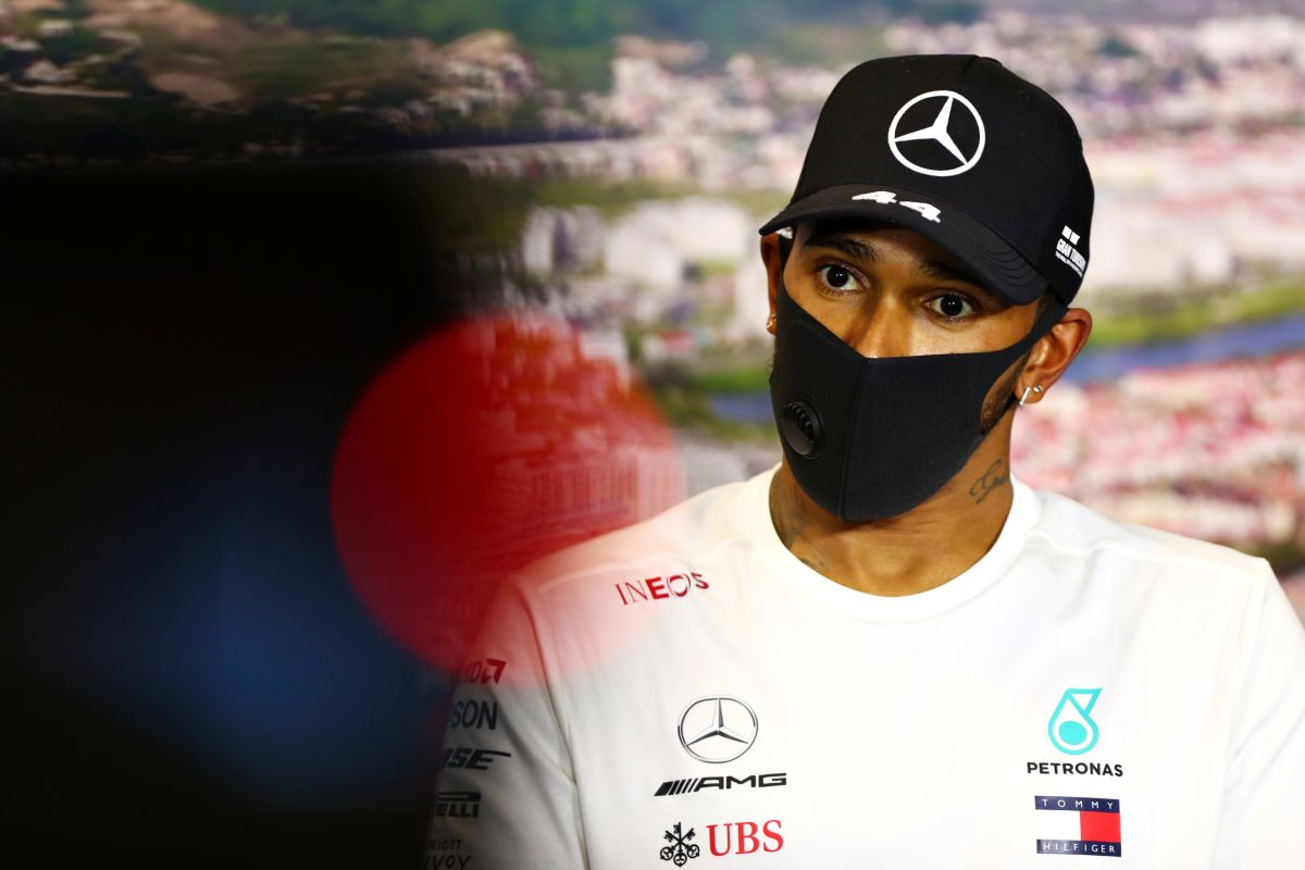 Lewis Hamilton tuduh pengawas balapan halangi ia menang di GP Rusia