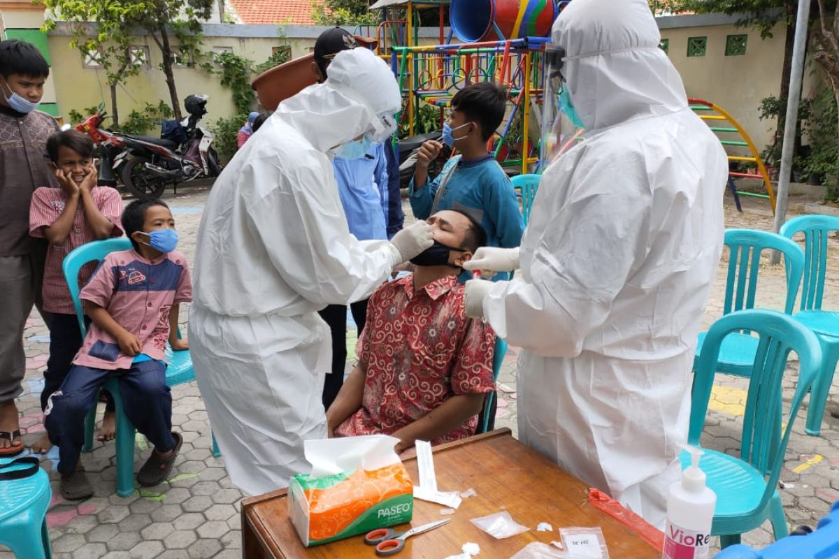 Pemkot Surabaya lakukan pemeriksaan COVID-19 di pesantren-pesantren