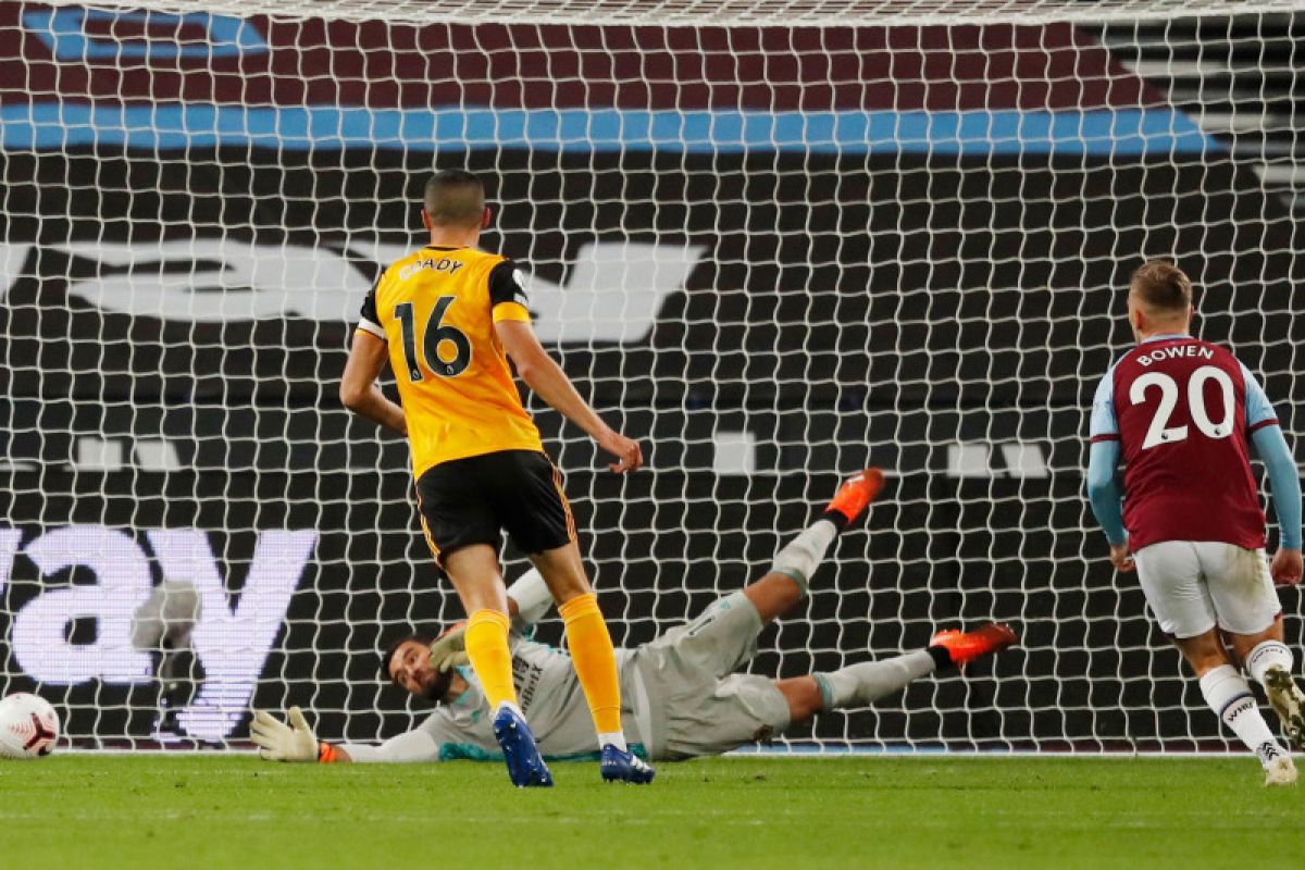 West Ham hancurkan Wolves 4-0 di kandang