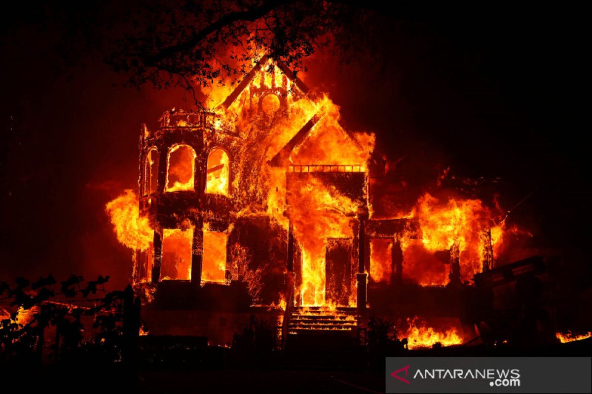Kebakaran di California Amerika Serikat sebabkan tiga orang tewas, ribuan dievakuasi