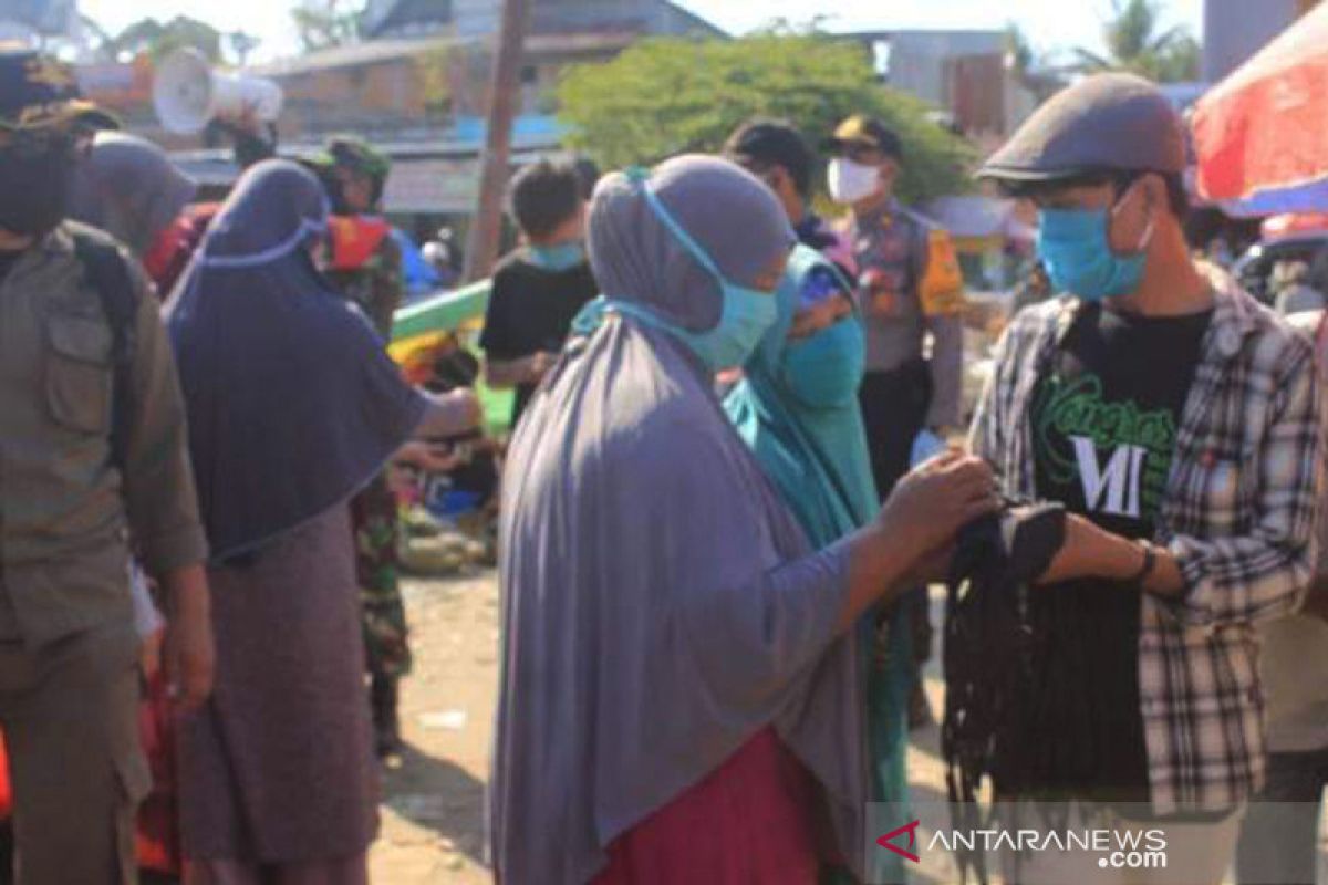 IPMA Lutim Burau bagikan 1.000 masker di Pasar Lambarese