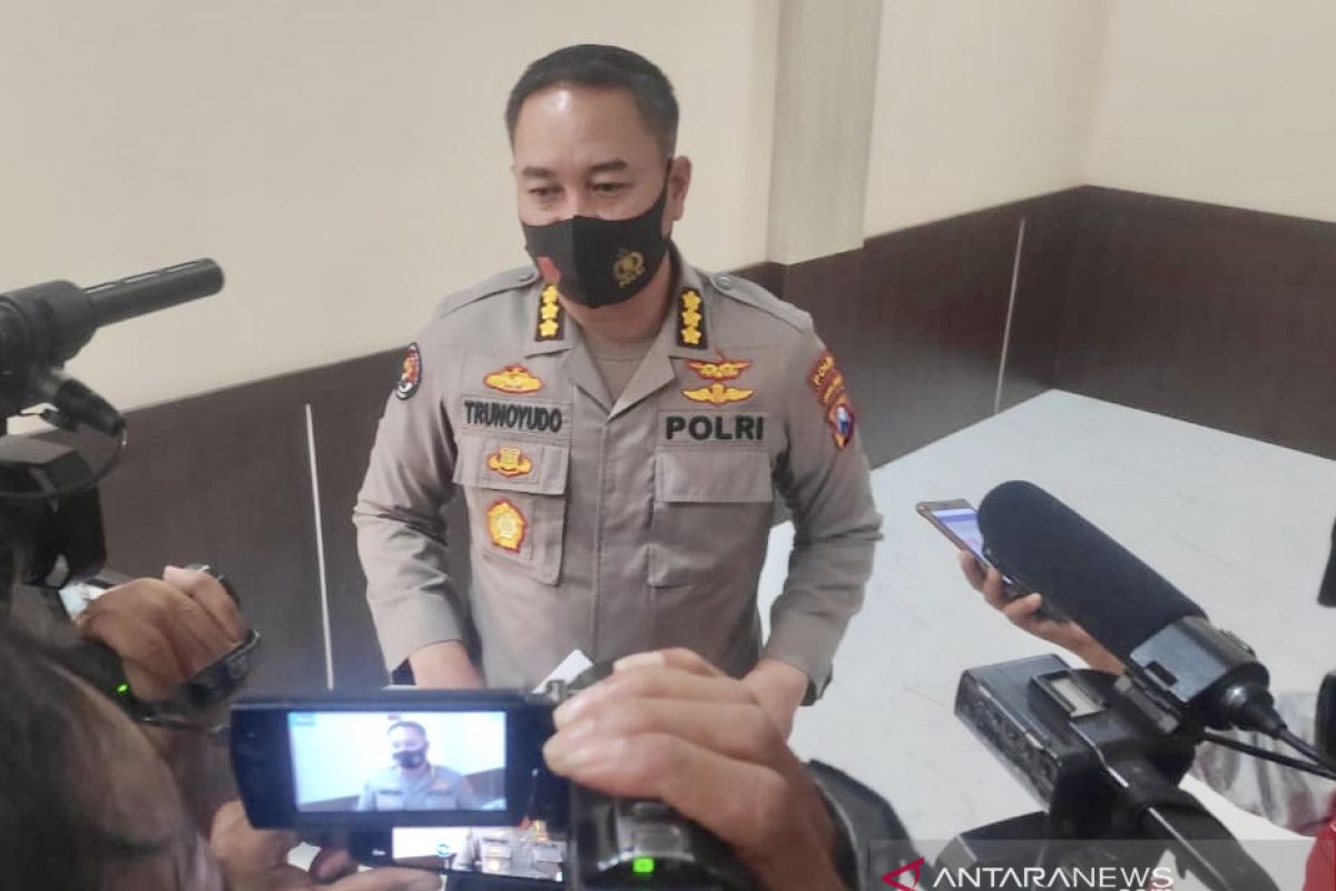 Polisi bubarkan kegiatan "KAMI" di Surabaya