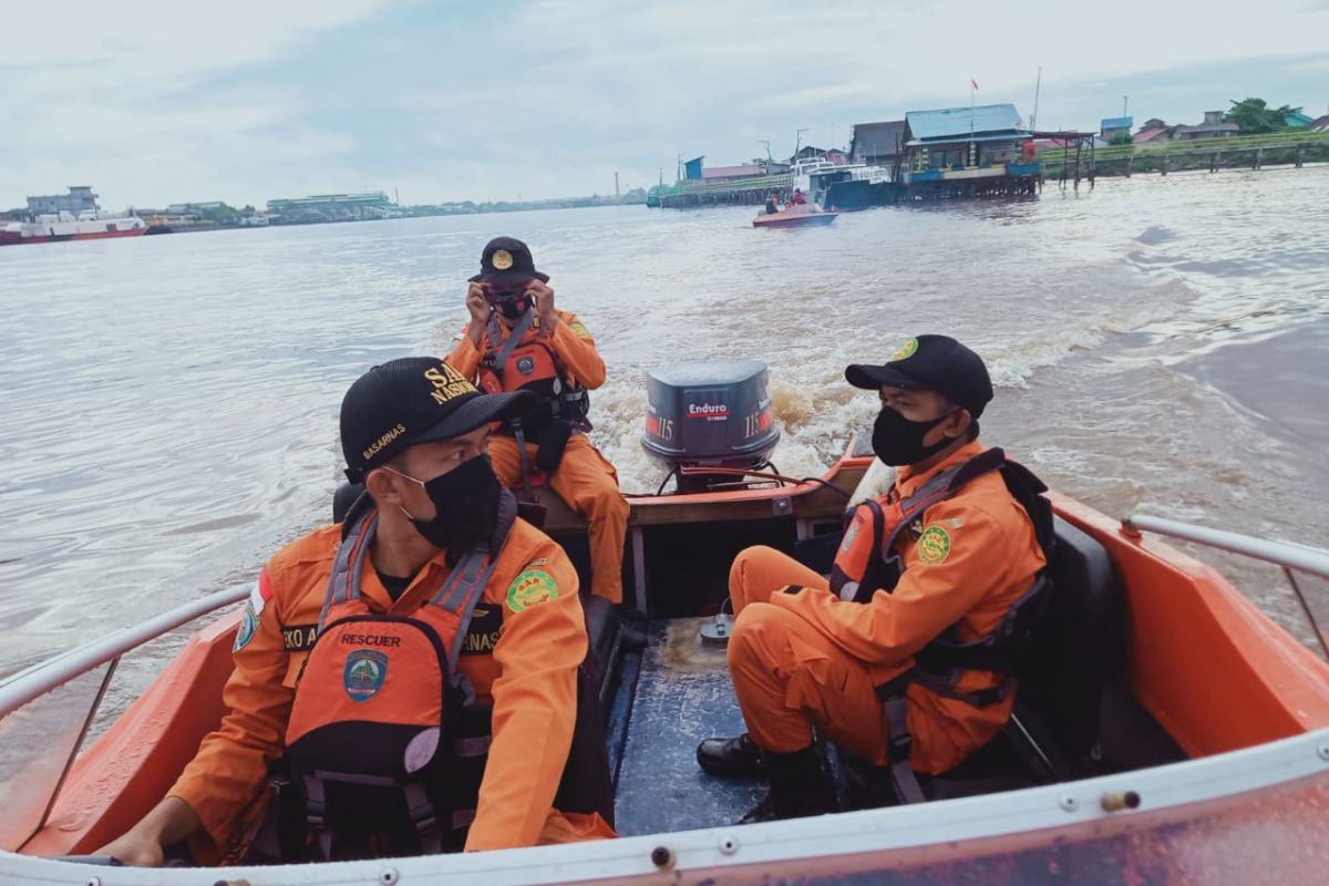 Tim SAR gabungan cari korban tenggelam di Sungai Kapuas