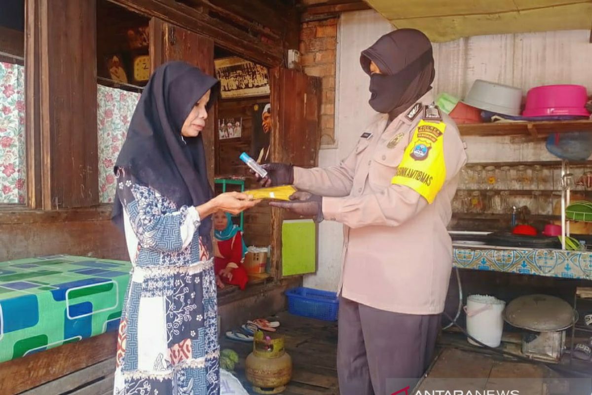 Polwan Polsek Amuntai Kota sambangi warga edukasi COVID-19