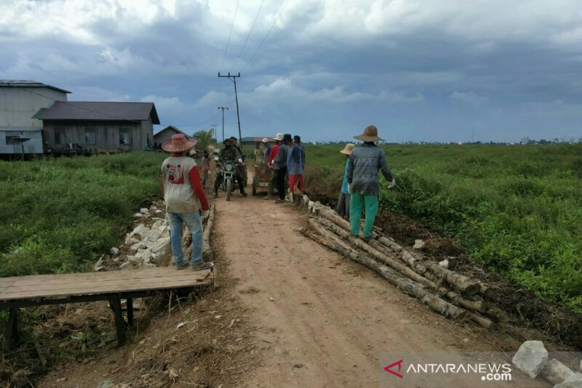 Satgas TMMD dan warga berjibaku bangun jalan di terik matahari