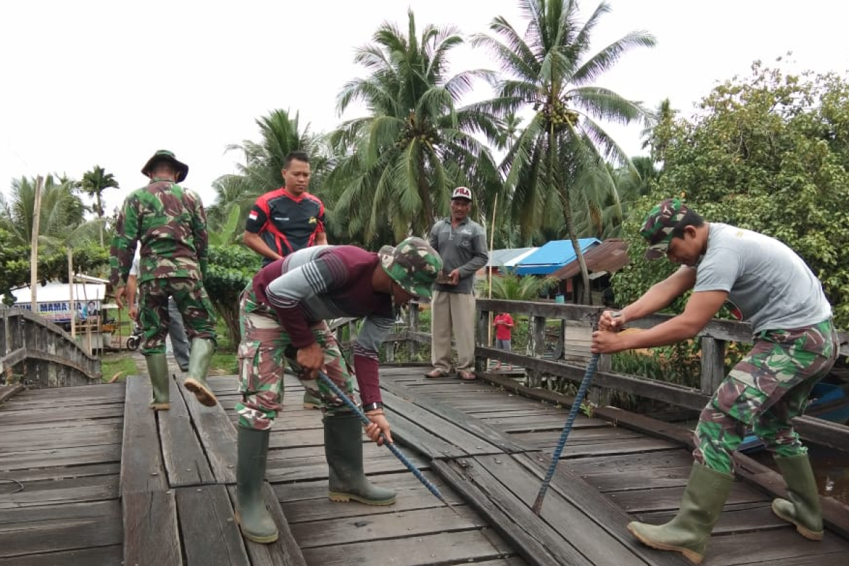 Satgas TMMD Kodim 1015/Spt bersama warga gotong royong bongkar jembatan