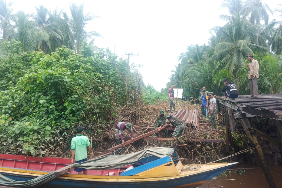 Perahu kelotok jadi transportasi utama angkut bahan bangunan