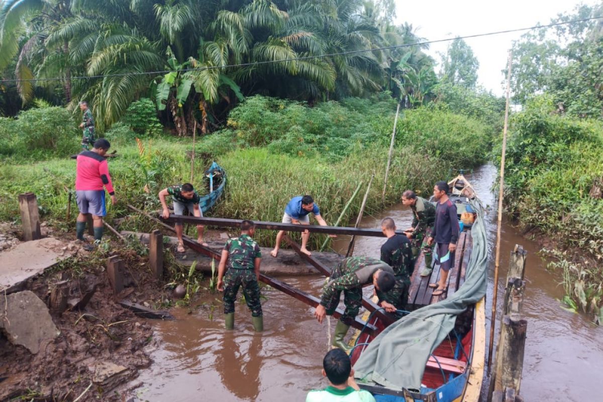 TNI dan masyarakat bahu membahu kerjakan tiga buah jembatan di Pulau Hanaut