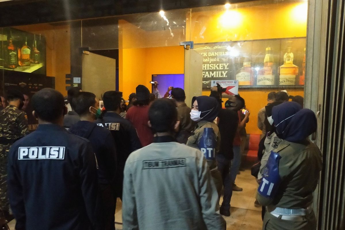 Langgar protokol kesehatan, sejumlah tempat hiburan malam di Surabaya dicabut izinnya