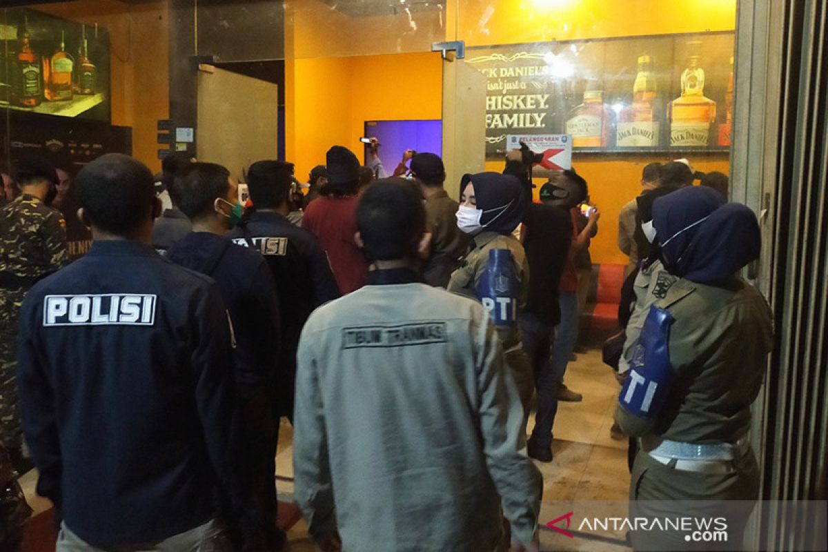 Sejumlah tempat hiburan malam di Surabaya dicabut izinnya