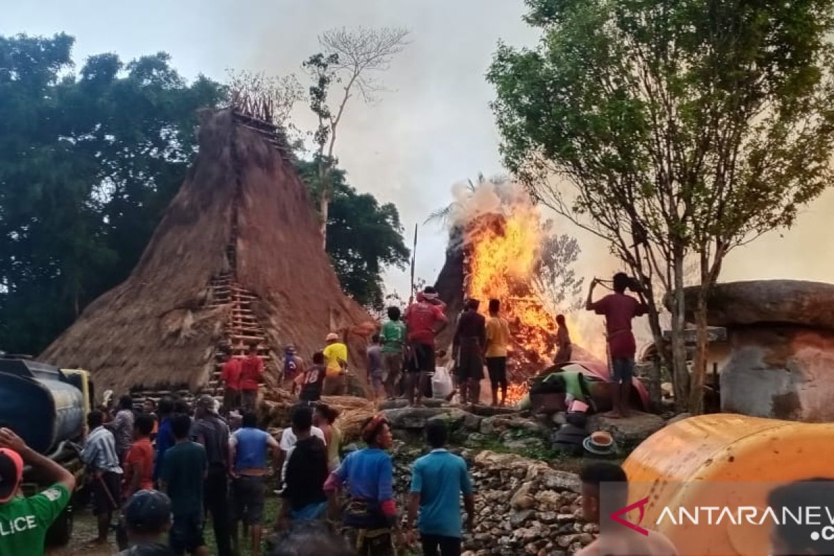 Polisi sebut 25 rumah adat terbakar akibat tersambar petir