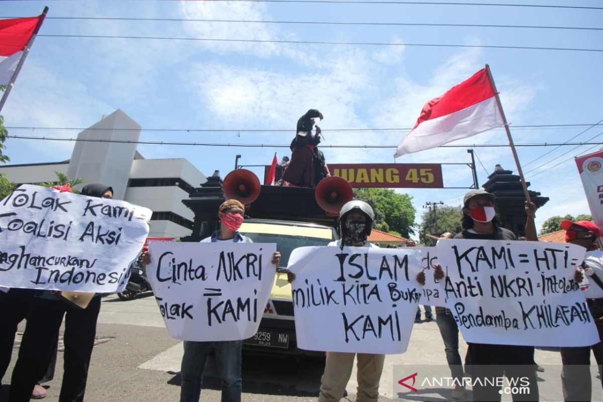 Massa tolak kegiatan KAMI di Surabaya