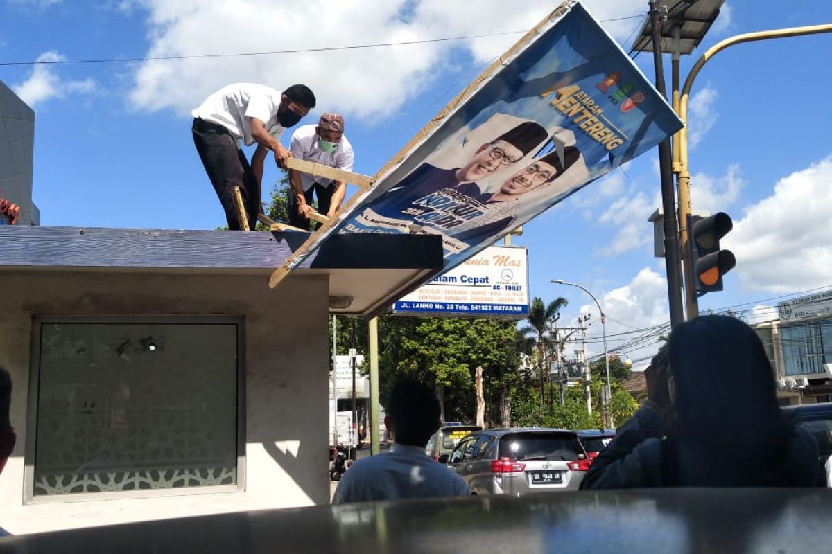 Pemkot Mataram menertibkan alat peraga kampanye