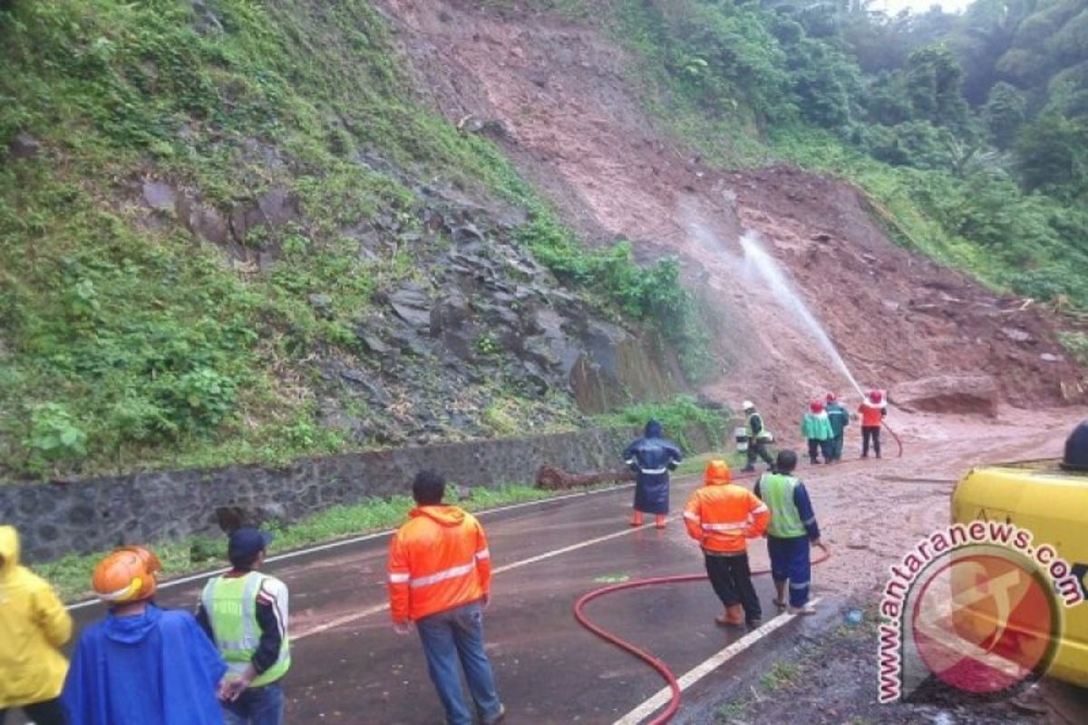 BPBD Tomohon menyiagakan personel-alat berat antisipasi cuaca ekstrem