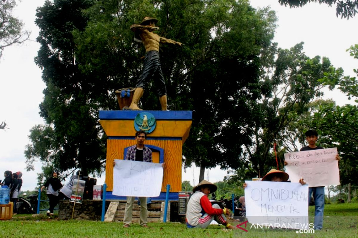 Pemuda Seluma teatrikal tolak Omnibus Law di Tugu Tani