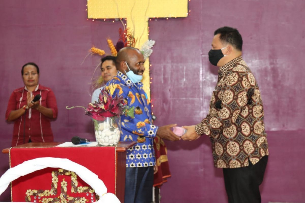 Demokrat Papua berbagi kasih bantu dua gereja