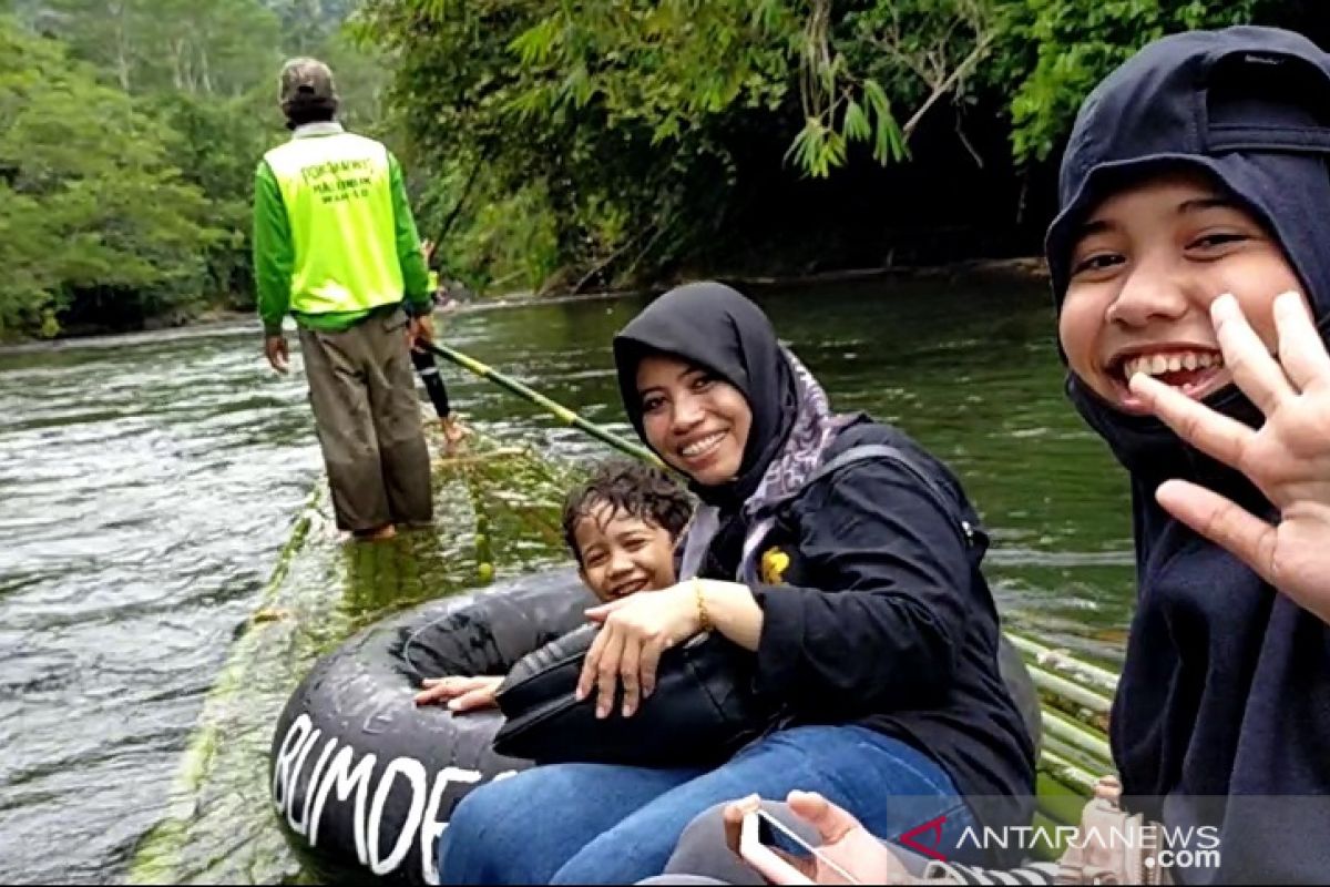 Para joki lanting Loksado kebanjiran pesanan pengunjung