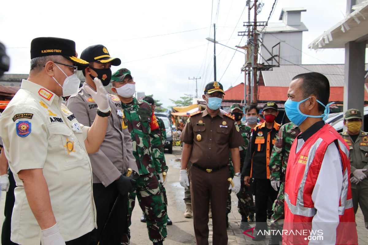 Disiplinkan protokol kesehatan, Forkopimda HSS bagikan masker gratis