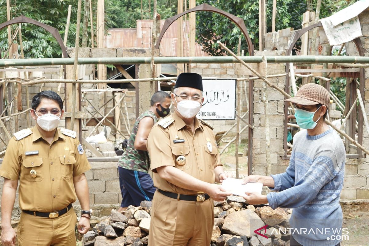 Berkunjung ke Sindawak, Bupati HSS serahkan bantuan