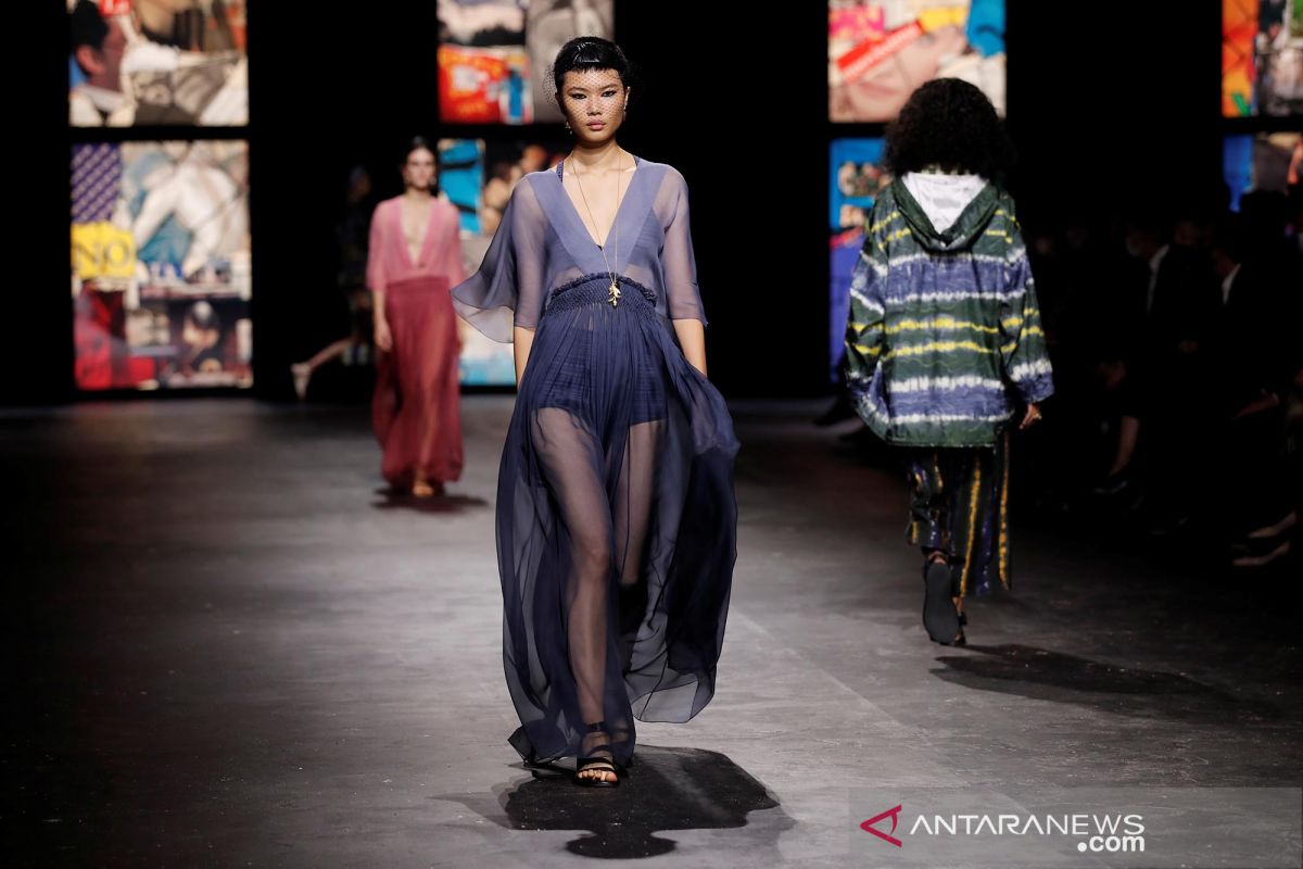 Dior gunakan kain tenun ikat Indonesia