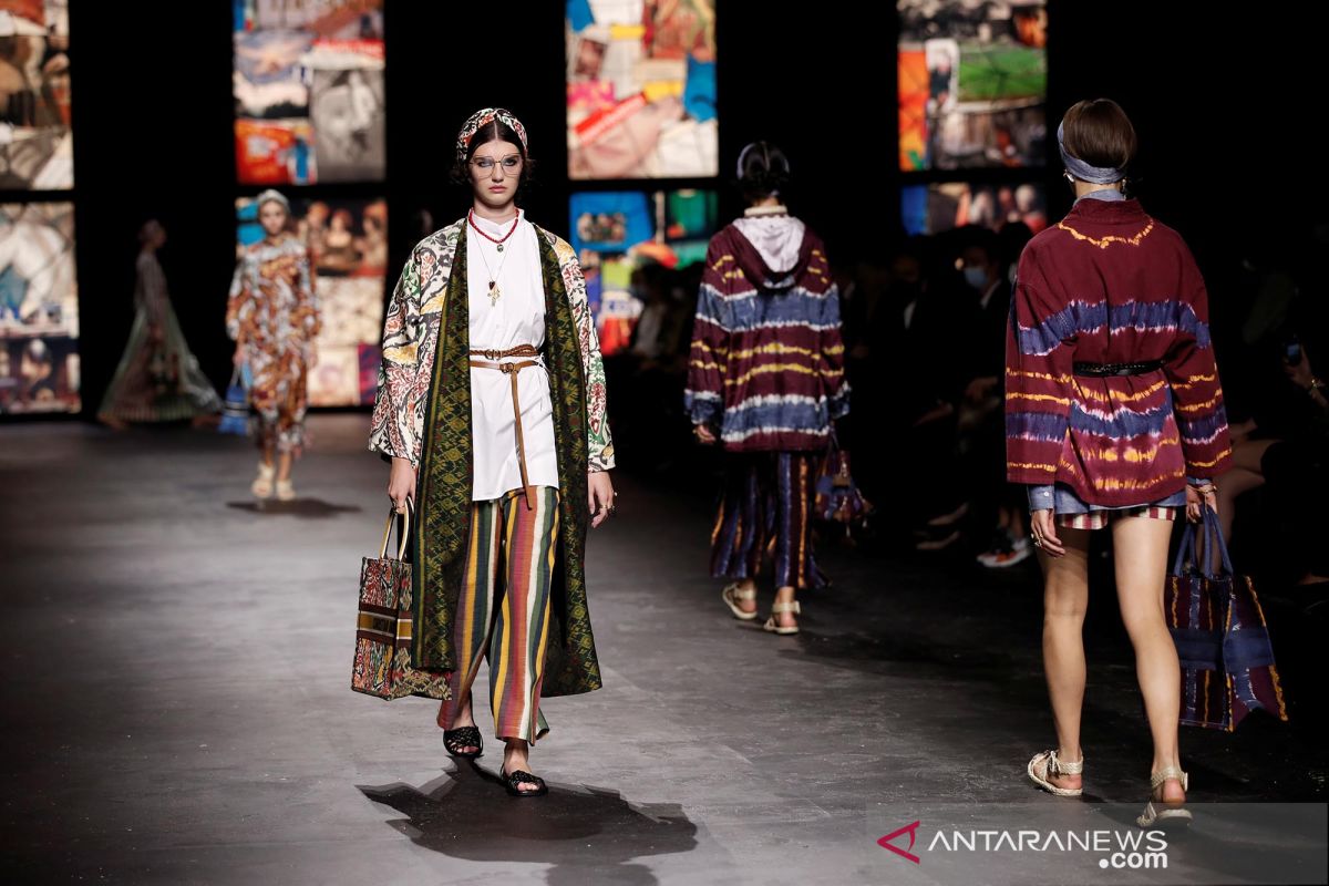 Buka Paris Fashion Week, Dior gunakan kain tenun ikat Indonesia