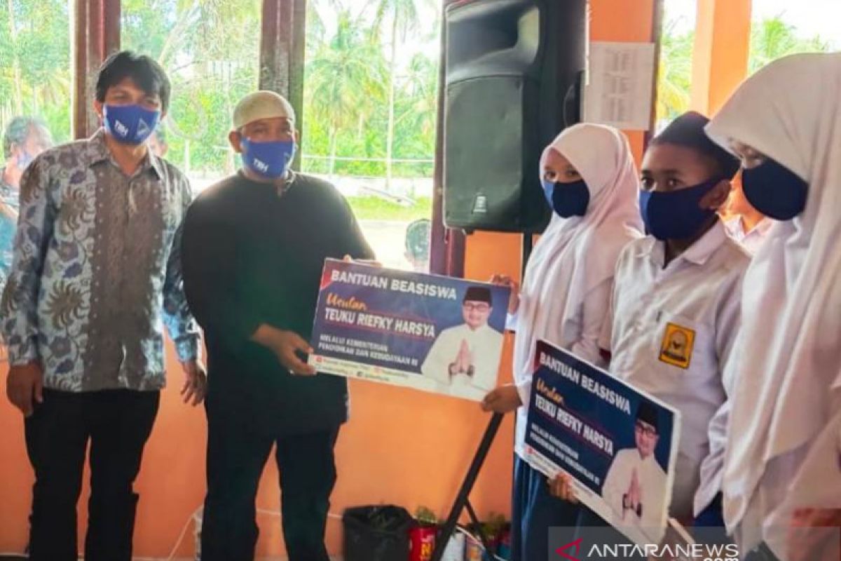 Tim Rumoh Aspirasi Teuku Riefky Harsya bagikan beasiswa PIP di 15 kabupaten/kota di Aceh