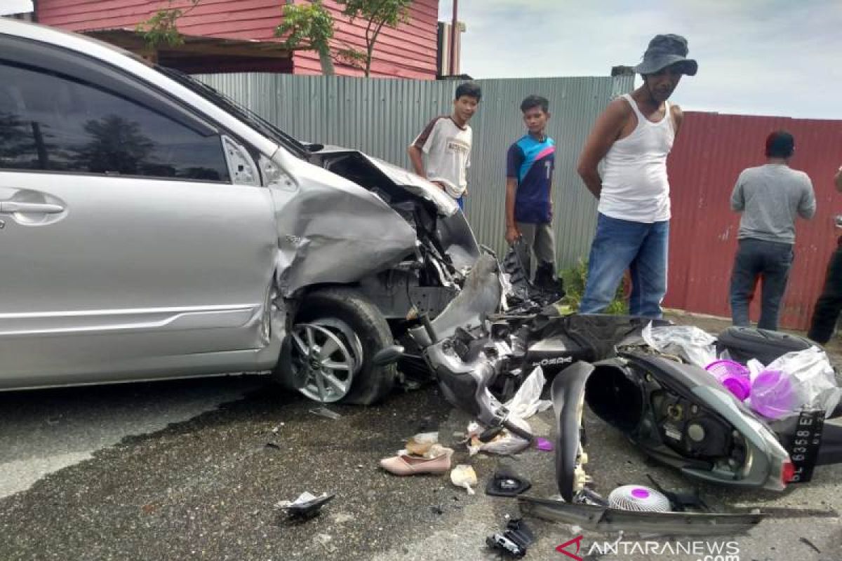 Dua mobil satu sepeda motor terlibat kecelakaan hebat di Aceh Barat, sejumlah warga luka-luka