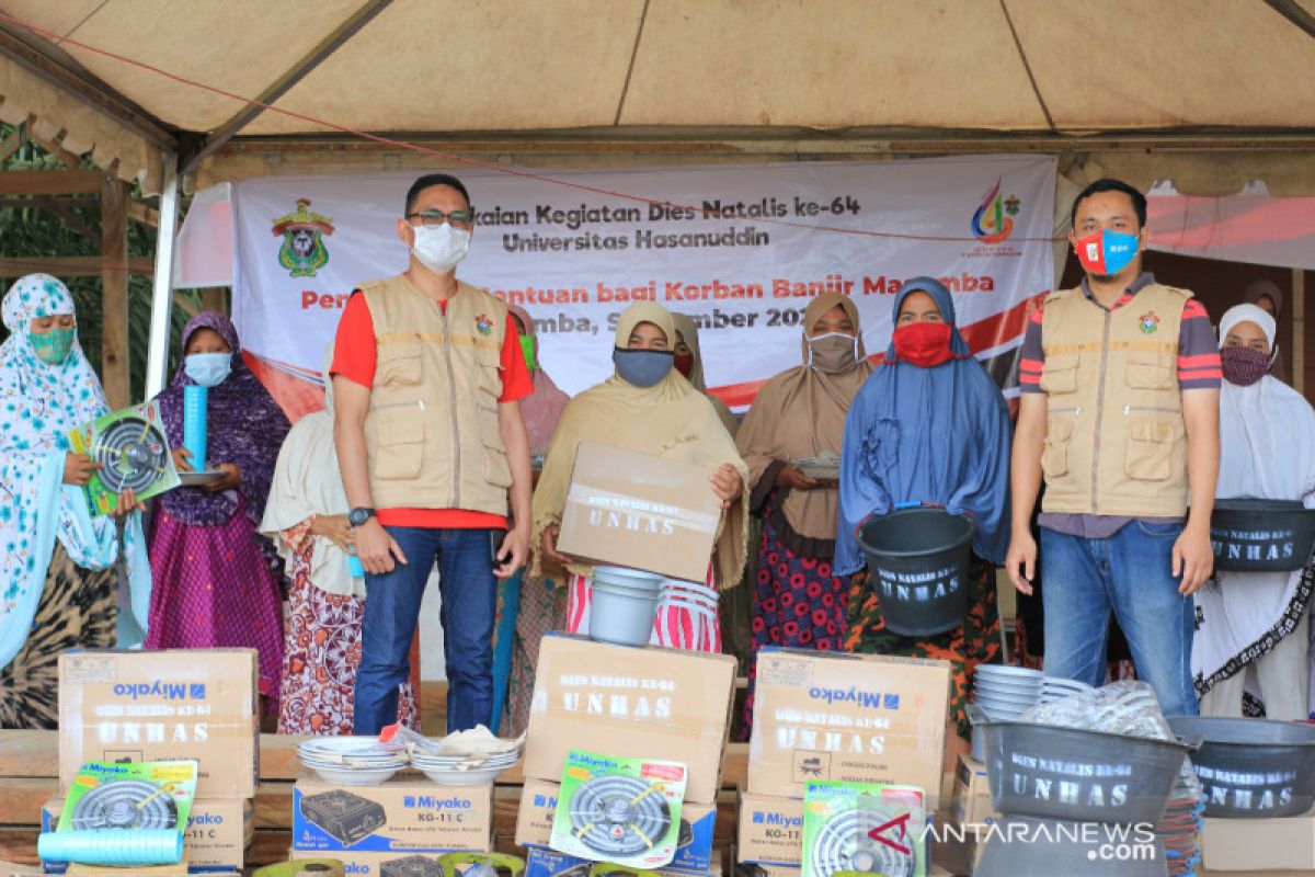 Unhas salurkan bantuan perabot RT untuk korban banjir di Masamba