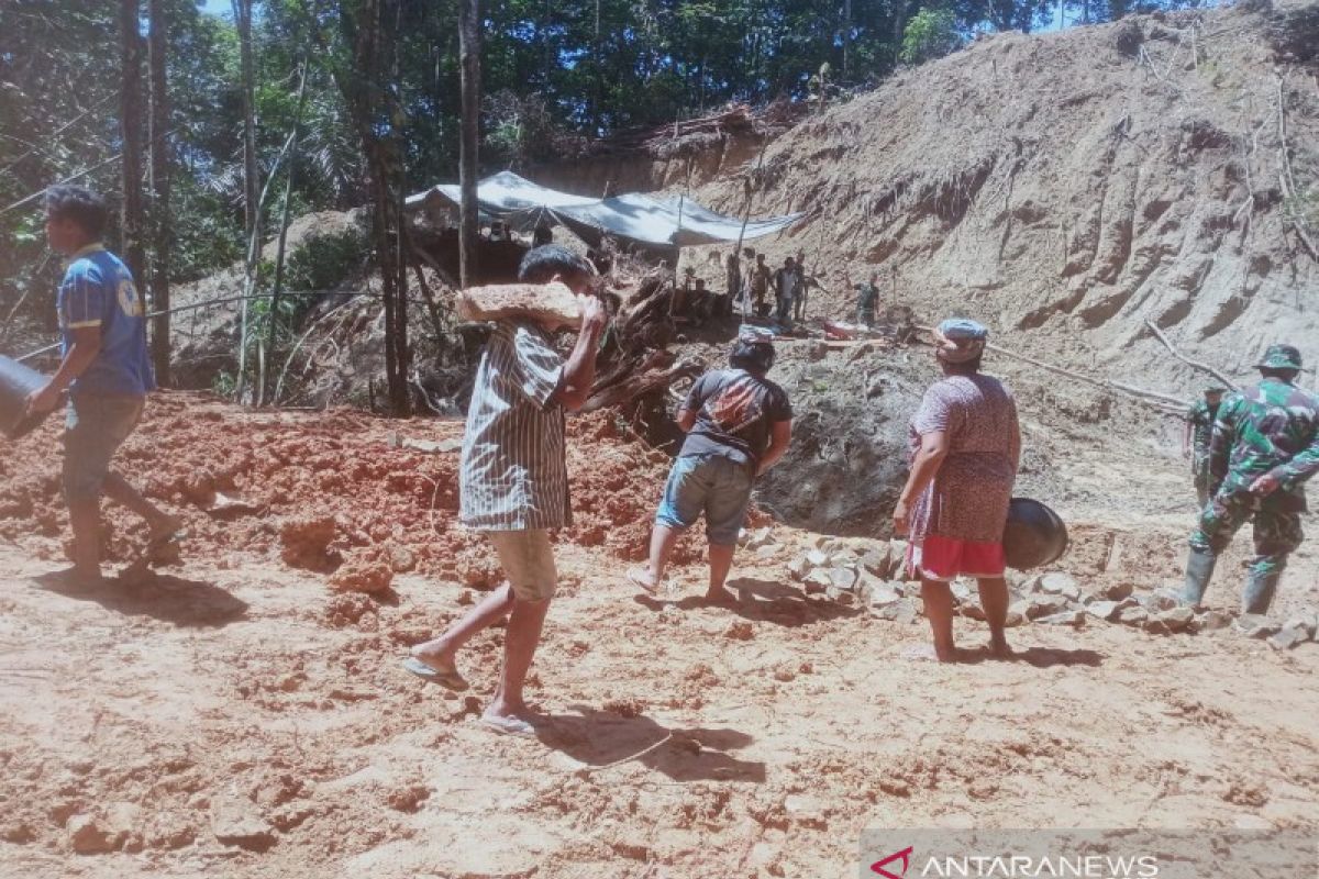 Akses jalan TMMD tertimbun longsor di Tarabintang Humbahas, emak-emak hingga kaum bapak serentak bantu TNI