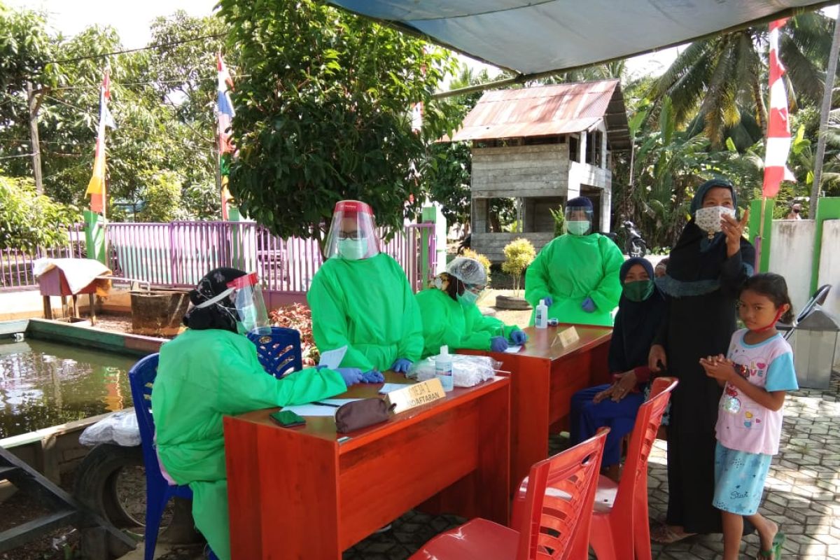 Pengobatan gratis dalam rangkaian kegiatan TMMD di Kecamatan Pulau Hanaut