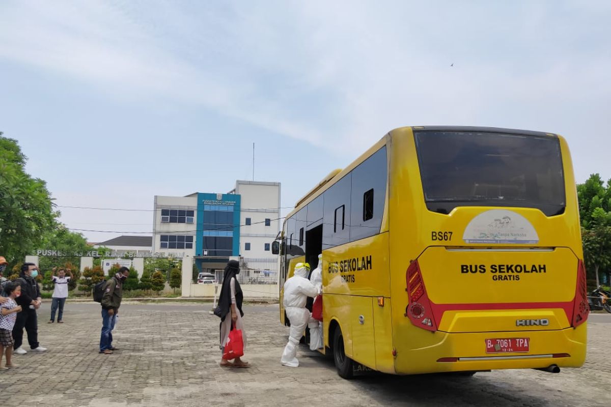 1.973 pasien COVID-19 di Jakarta dievakuasi menggunakan bus sekolah