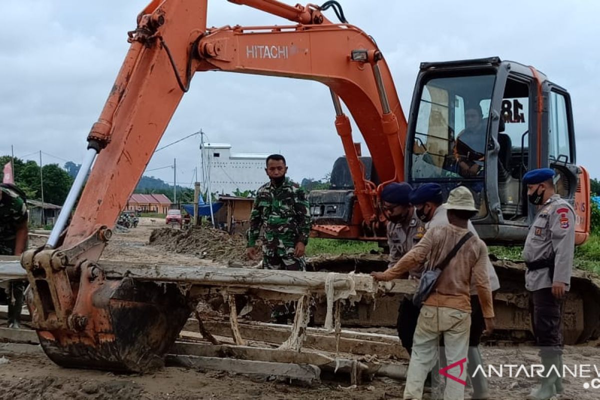 Satgas TMMD Kodim 0907/Tarakan pasang tiang pancang jembatan