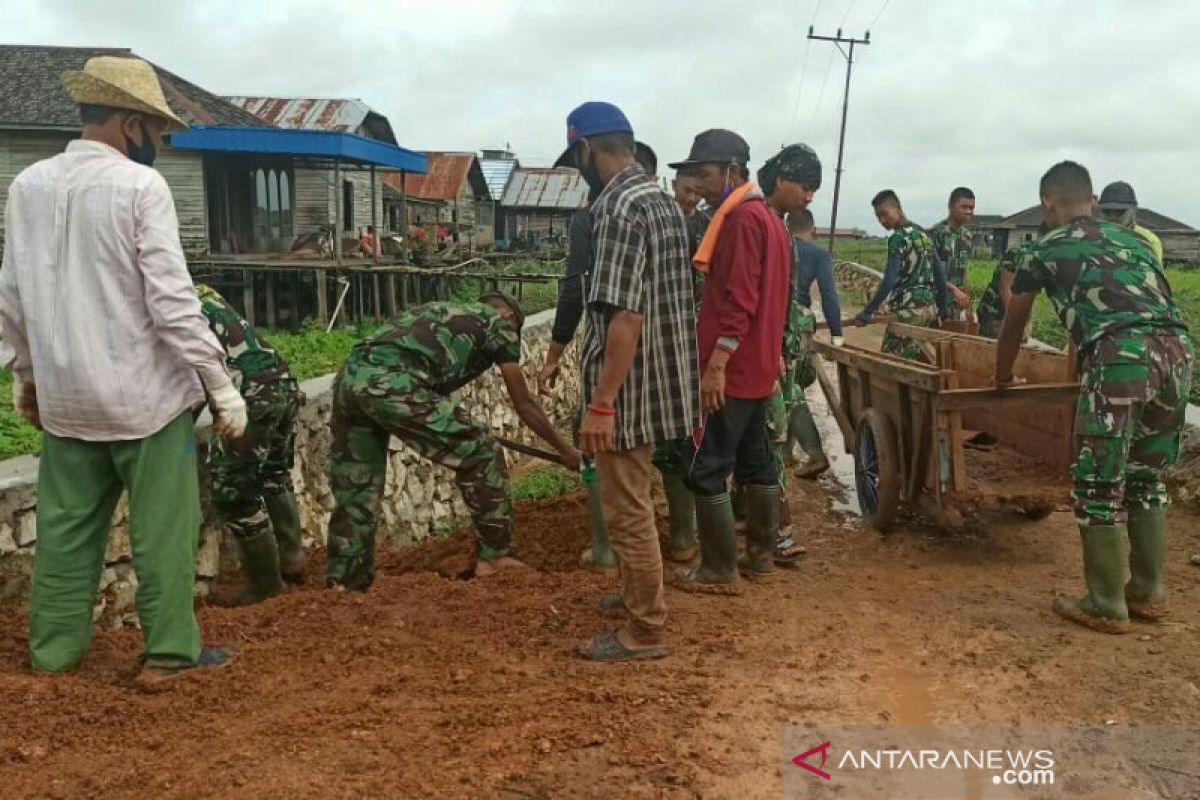 Tim medis dampingi warga dan prajurit di lokasi TMMD