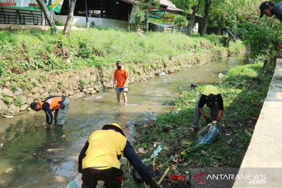 Warga Bogor-OCBD normalisasi Sungai Ciparigi